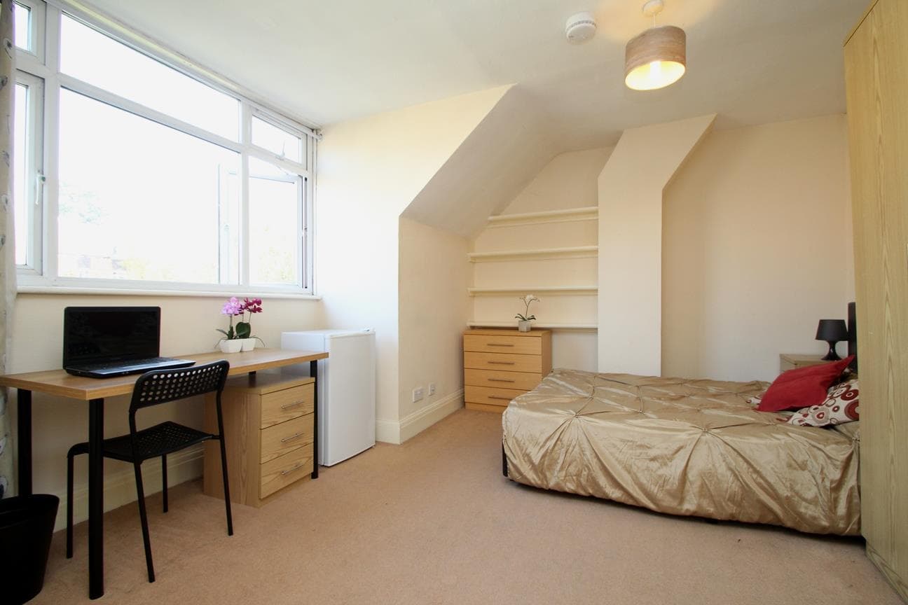 Room 3, 27A, Marlowes, Hemel Hempstead, HP1 1LA